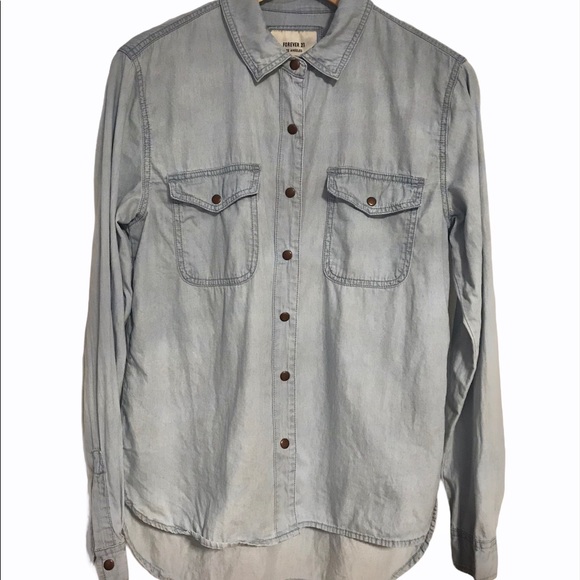 Forever 21 Tops - 🇨🇦Forever 21 Lightweight Denim Shirt